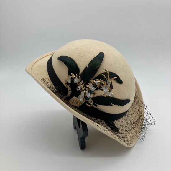 Vintage Sonni Wool Hat with Lace, Adorned with a Dragon brooch and feathers - Picture 2 of 12